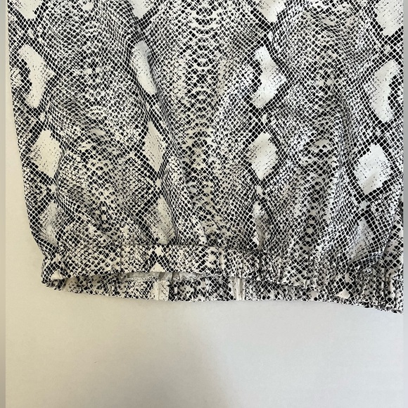 Pants store faux snakeskin top, size small. - Picture 6 of 8